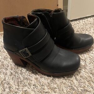Korks Black Heeled Boots with Buckle